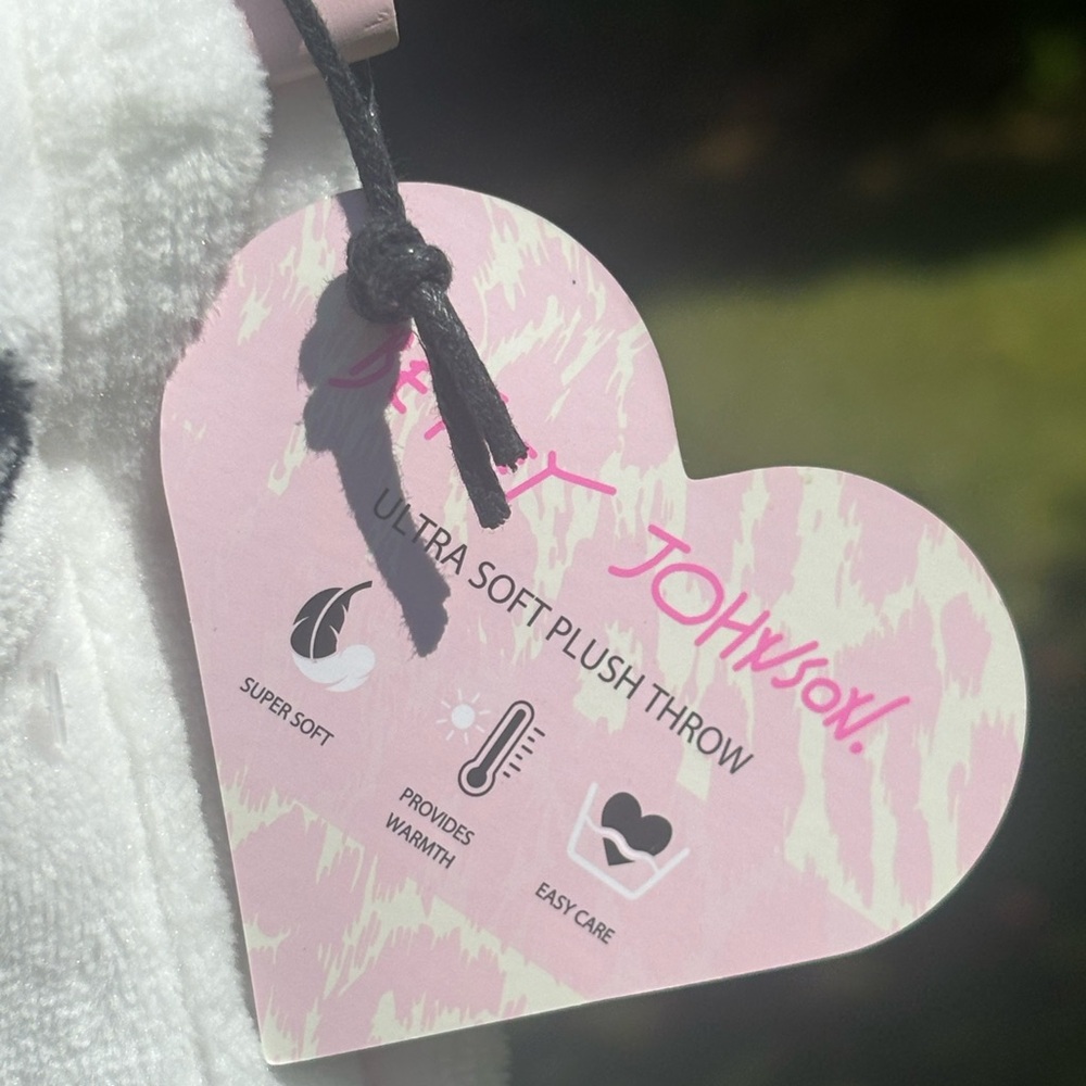 Betsey Johnson Blanket - Picture 6 of 7